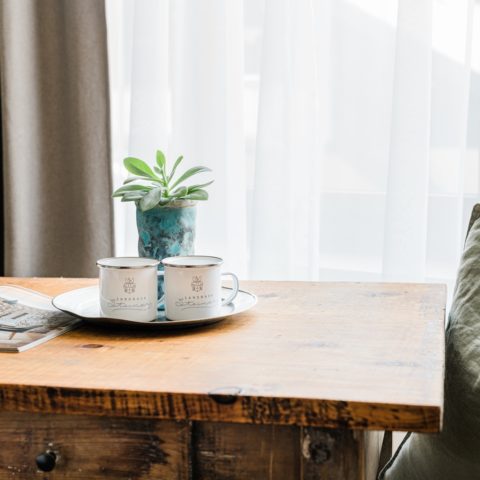 Alte Bauernmöbel und moderne Zimmer im Landhaus Steiner Altenmarkt